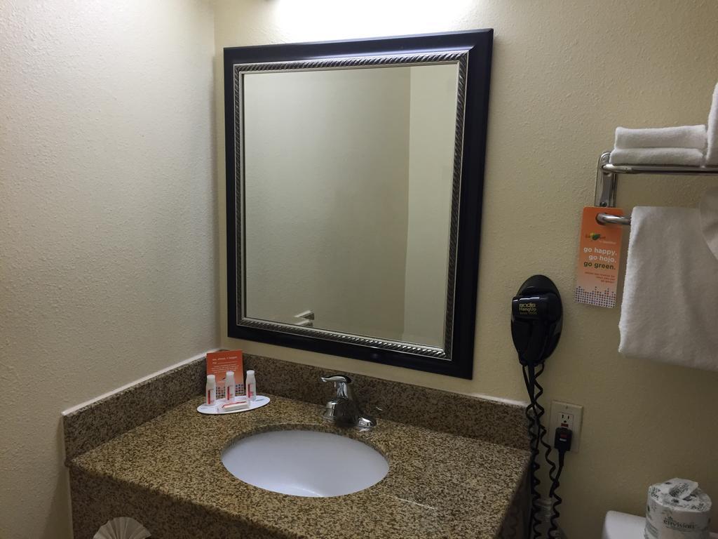 Howard Johnson By Wyndham Sea World Hotel San Diego